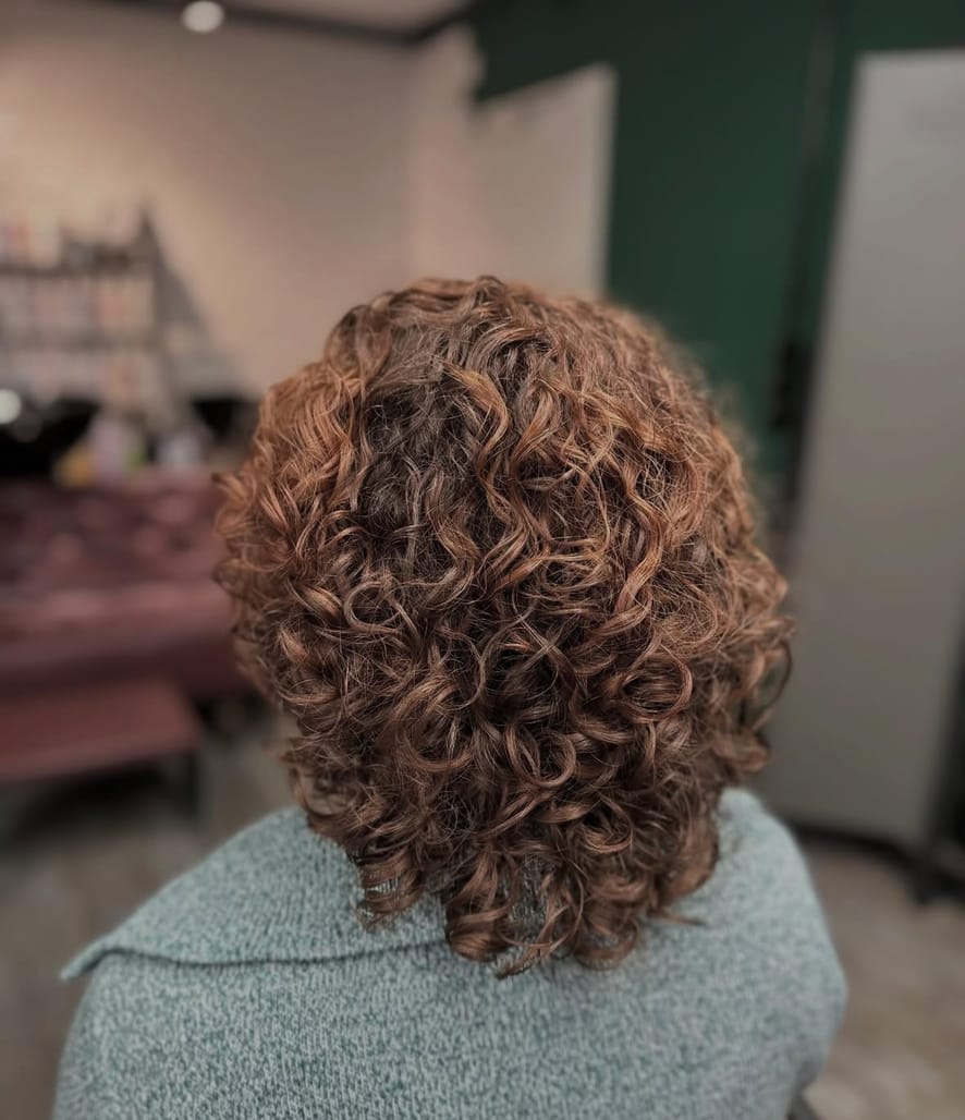 Kurze definierte Locken nach Farbe, Schnitt und Styling bei roots hair