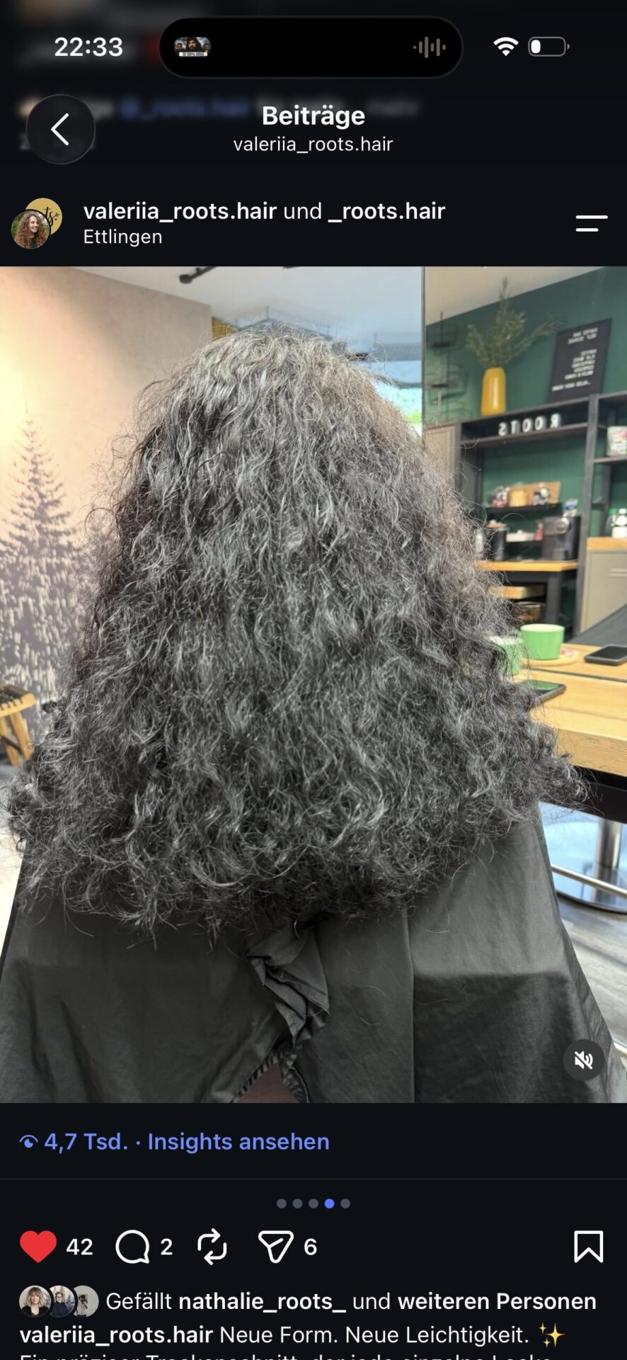 Dichtes lockiges Haar vor Schnitt und Styling