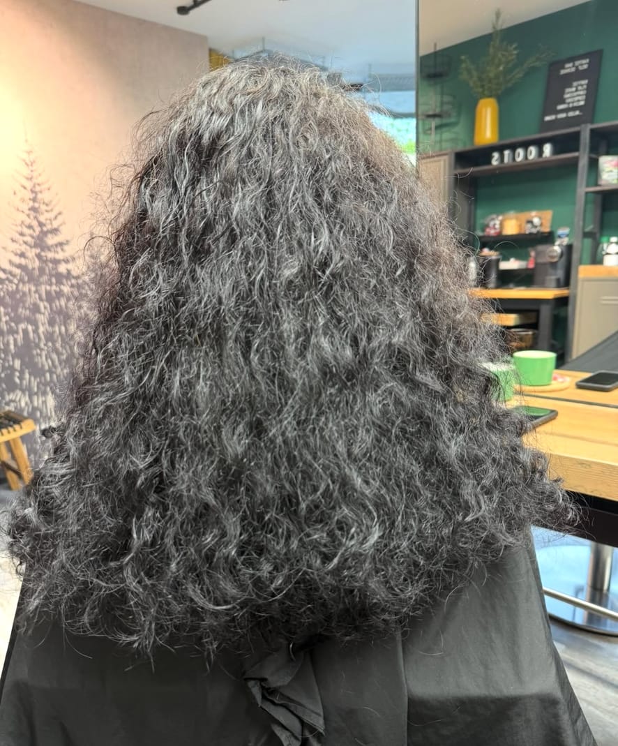 Dichtes lockiges Haar vor dem Schnitt