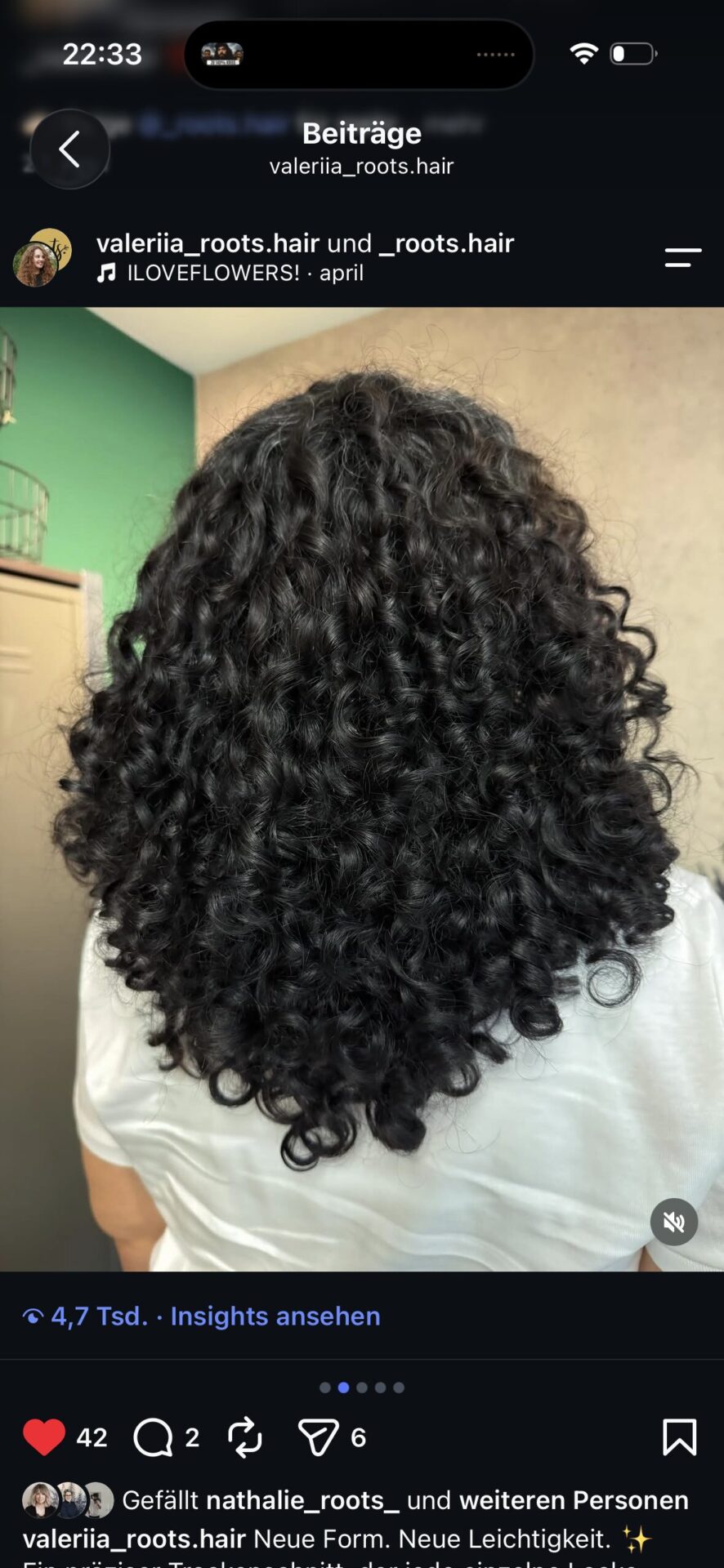 Definierte dunkle Locken nach Schnitt und Styling bei roots hair