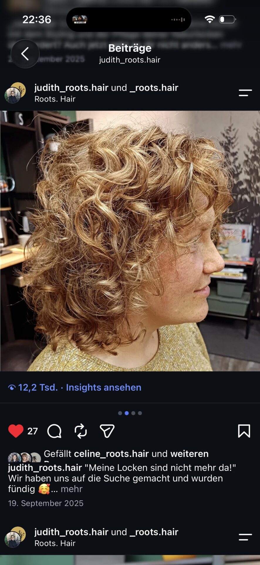 Geformte blonde Locken nach dem Lockenschnitt bei roots hair
