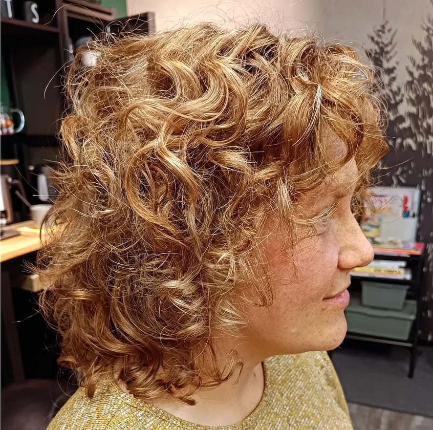 Geformte blonde Locken nach dem Lockenschnitt bei roots hair
