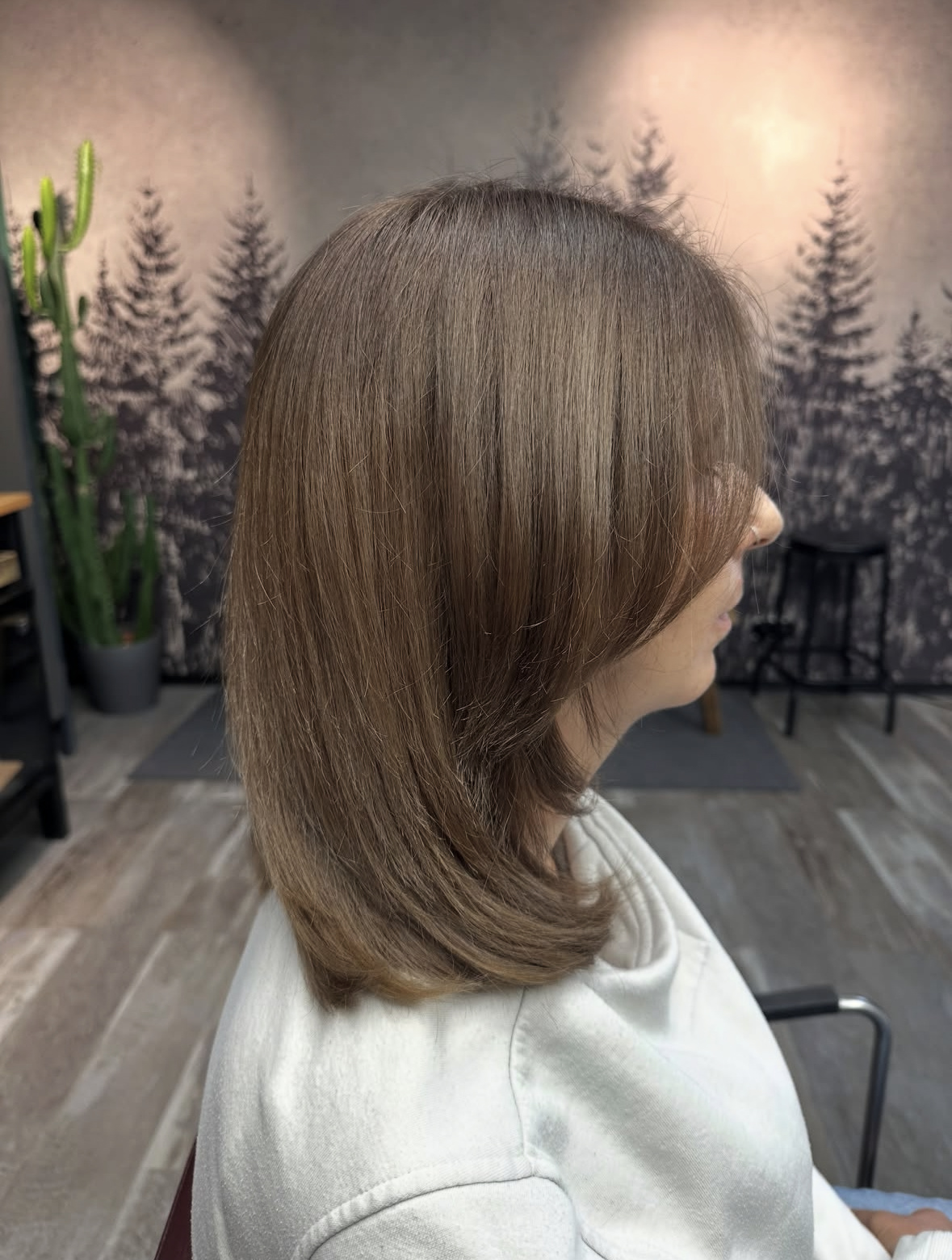 Weich gestufter brauner Schnitt mit nach innen gestylten Spitzen – Ergebnis von Celine bei roots hair