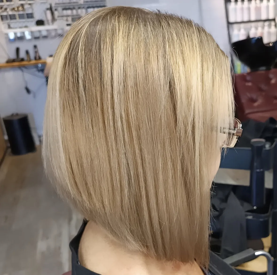 Blonder Bob mit klarer, nach vorne verlängerter Schnittlinie, Ergebnis von Judith bei roots hair in Ettlingen