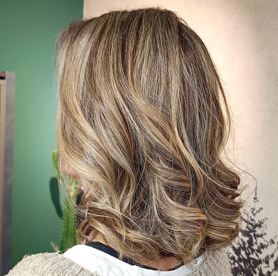 Weiße Haare mit Strähnen und Lowlights verbunden, Arbeit von Judith