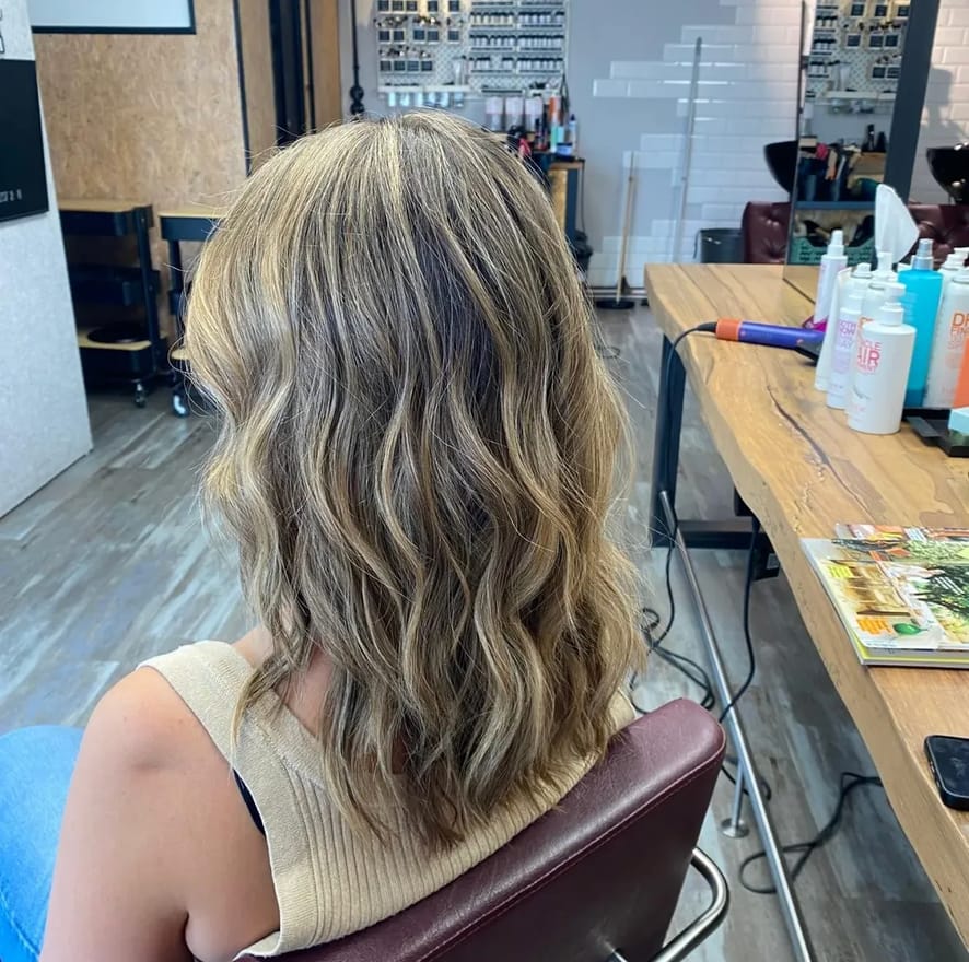 Natürliches Balayage-Ergebnis mit sanften Wellen, von Nathalie im Salon roots hair in Ettlingen