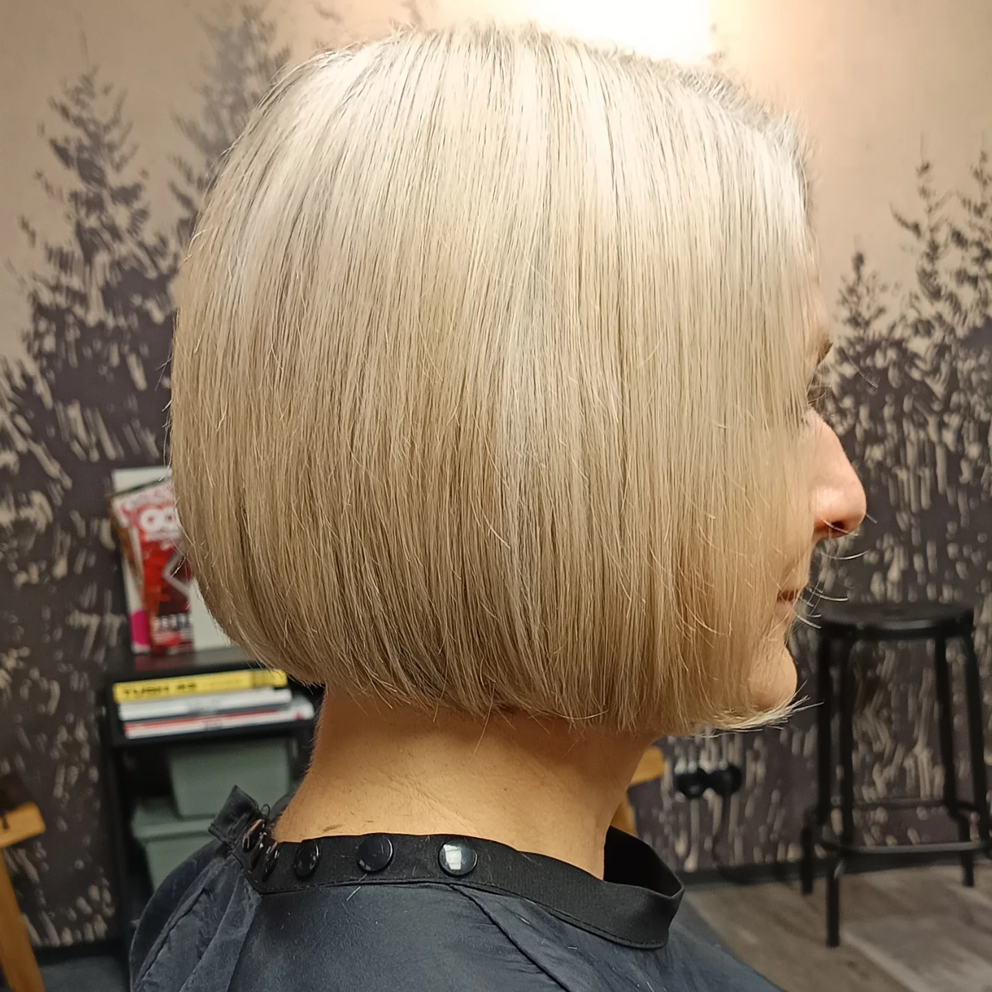 Blonder, kinnlanger Bob mit runder Kontur in Seitenansicht – Schnitt, Farbe und Styling von Judith bei roots hair in Ettlingen
