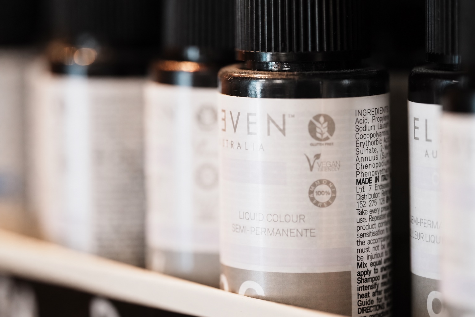 Nahaufnahme der ELEVEN-Haarfarben im roots hair Salon