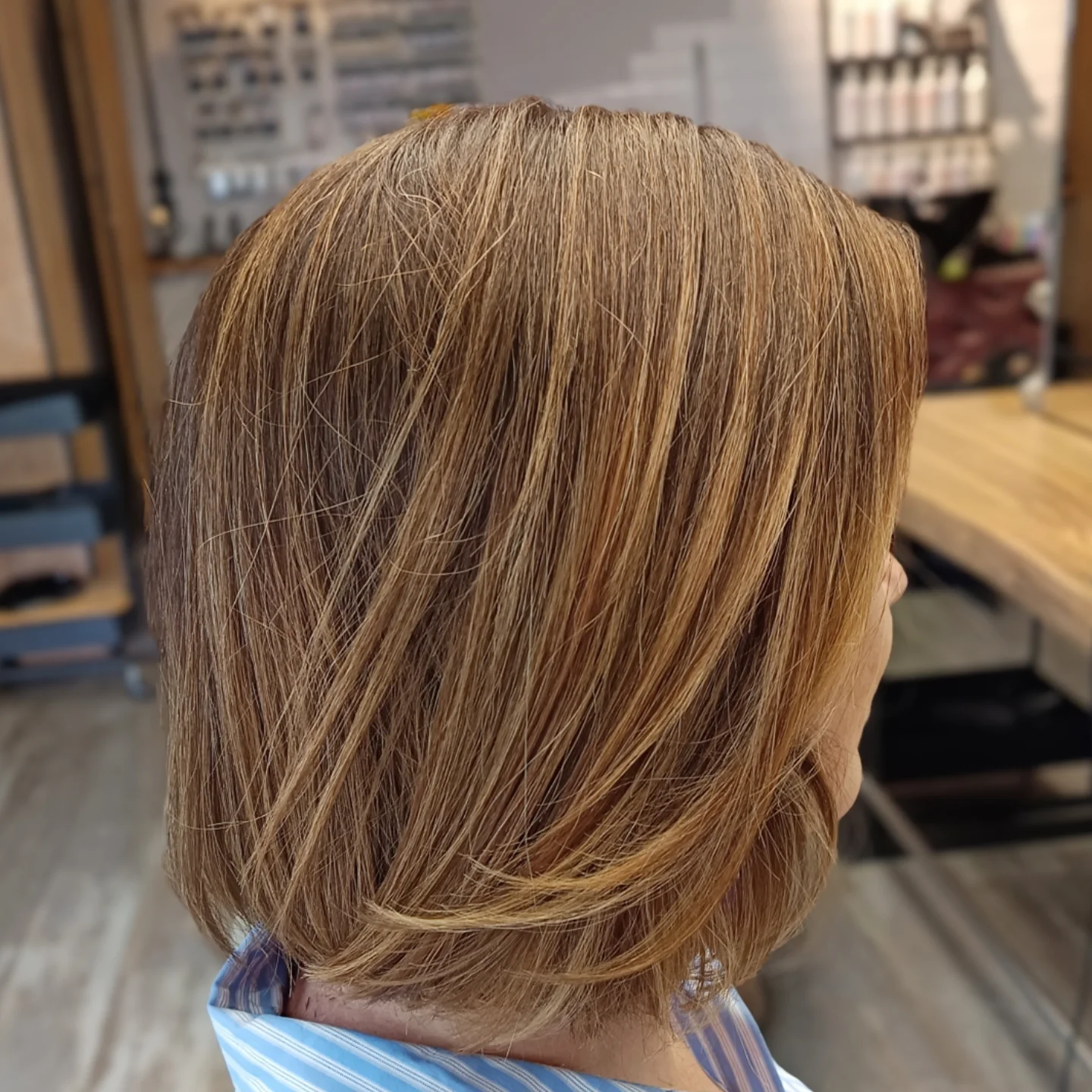Warm-beiger Bob mit feinen Highlights zur Grauhaarkaschierung – Paintings von Judith bei roots hair.