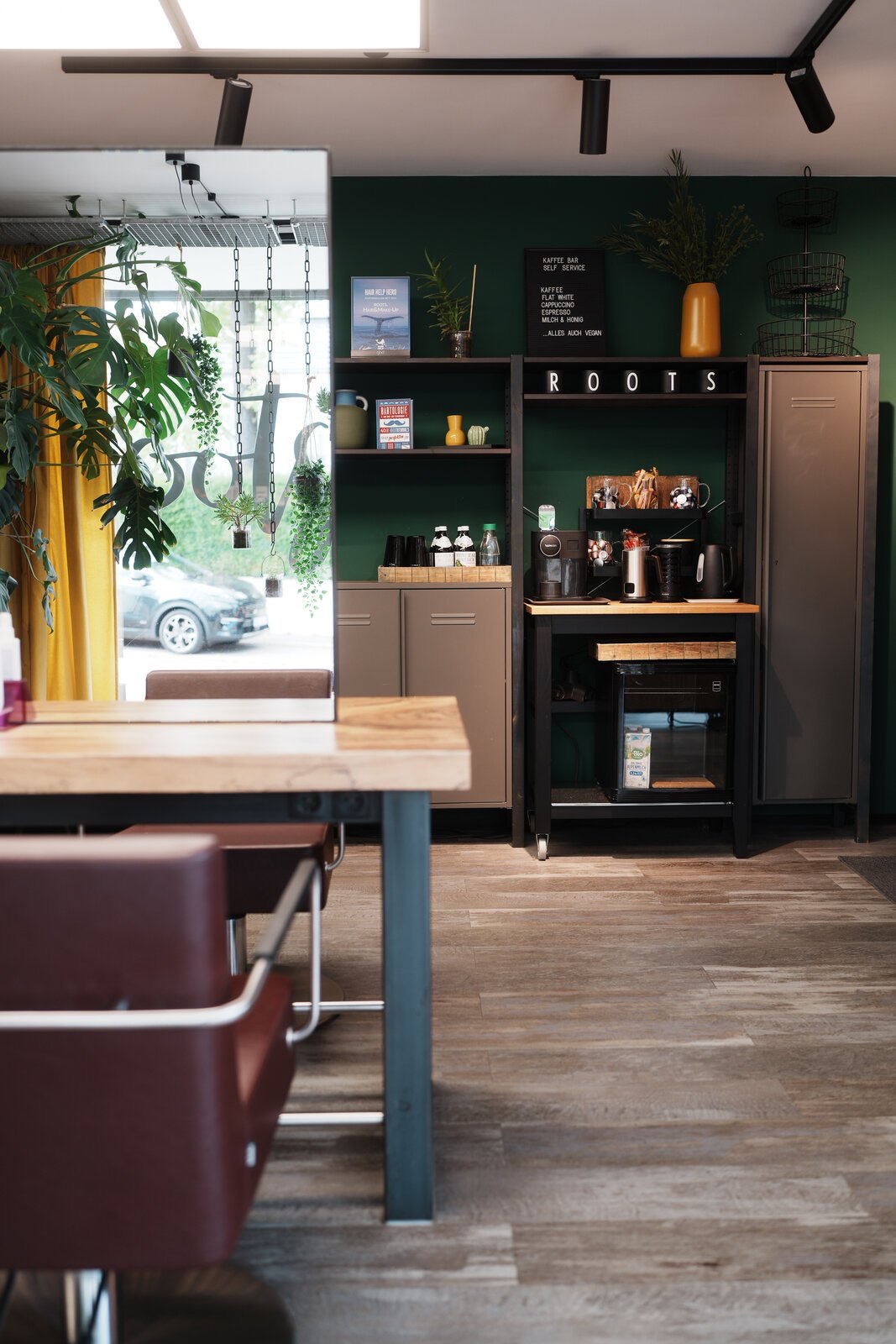 Kaffee-Ecke und Spiegelplatz im roots hair Salon