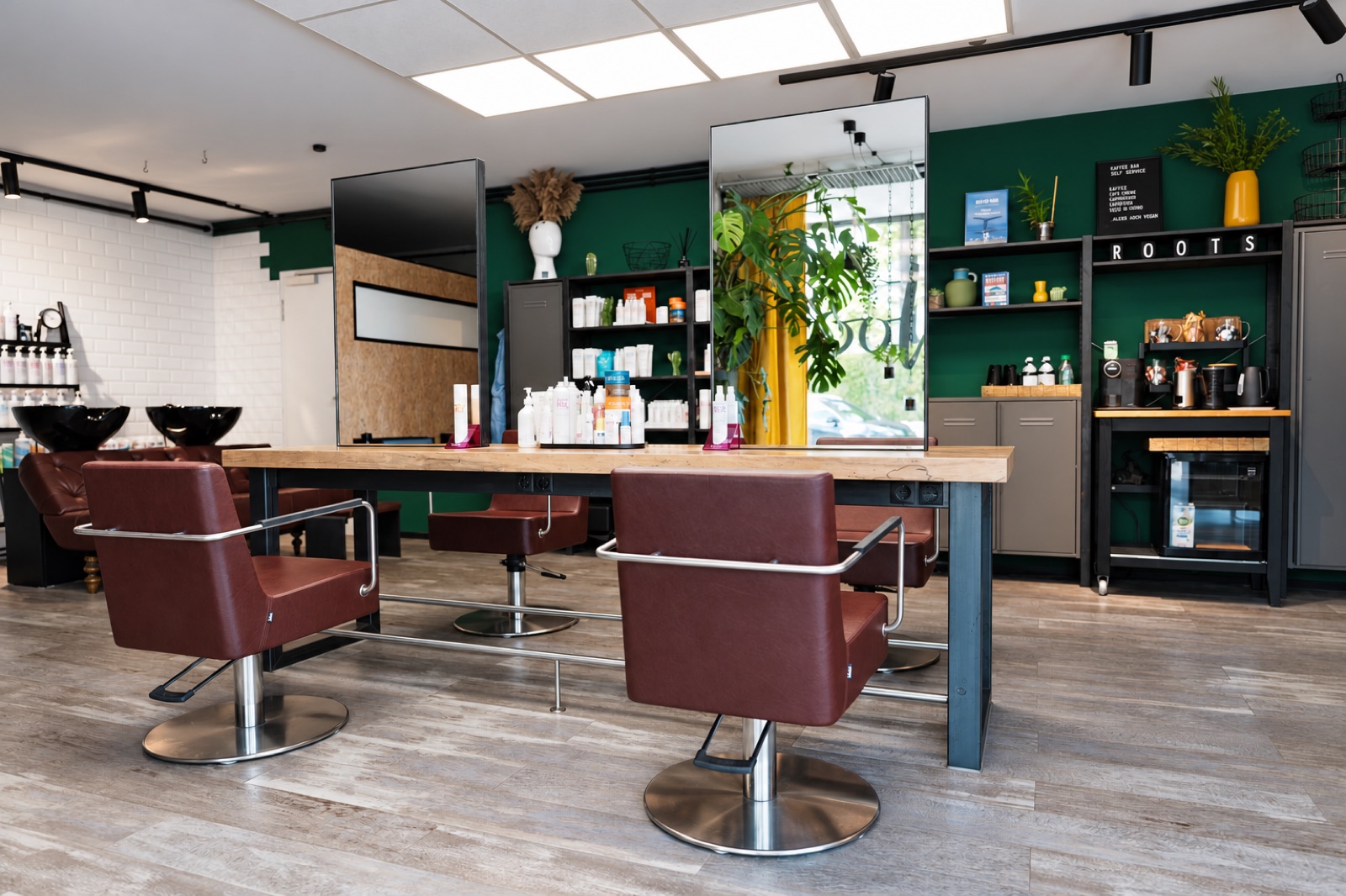 Friseurplätze mit braunen Stühlen im roots hair Salon in Ettlingenweier