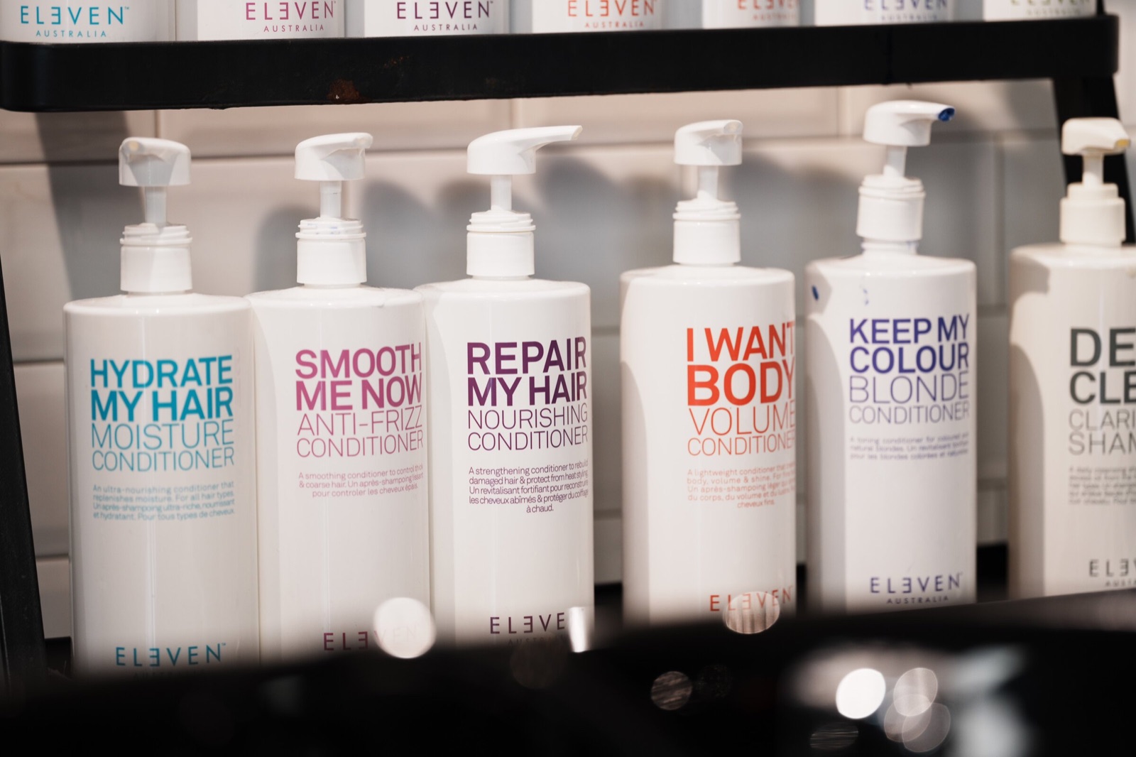 ELEVEN-Pflegeprodukte am Waschplatz bei roots hair