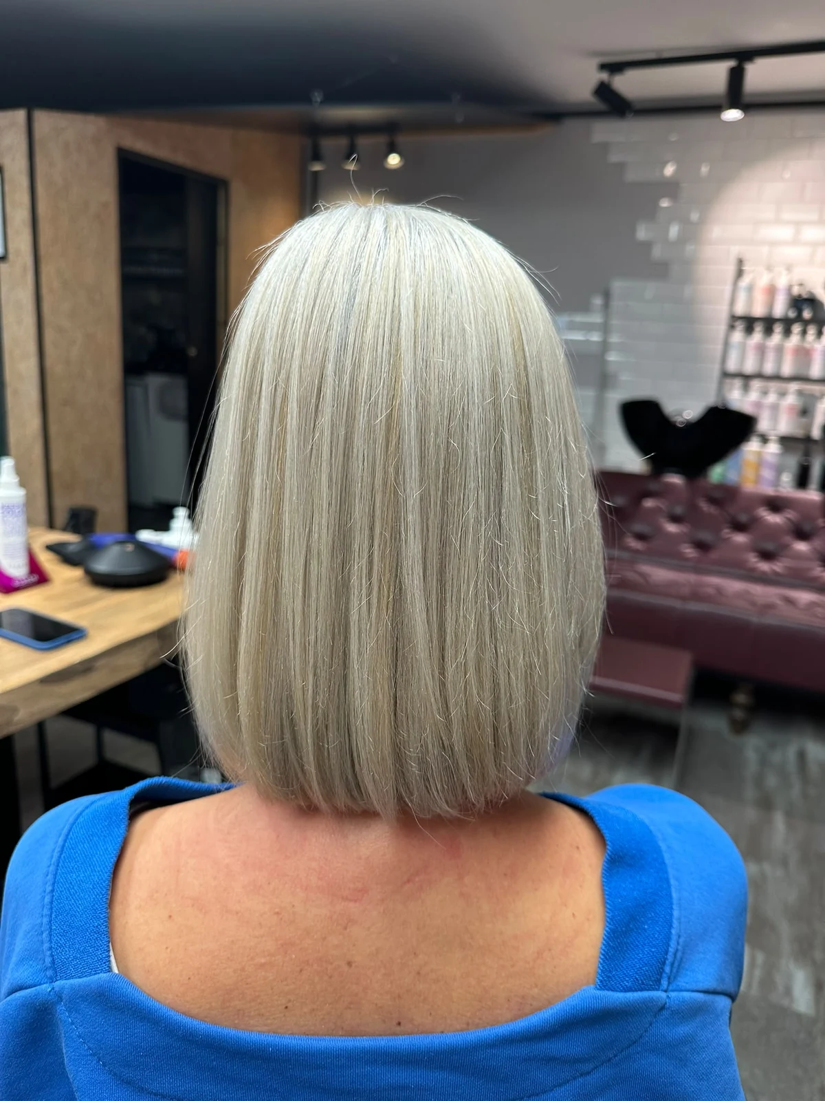 Nachher in der Rückansicht: heller Bob mit feinen kühlen Blondnuancen und weichem Übergang zum Naturgrau – Grey Blending von Celine bei roots hair.