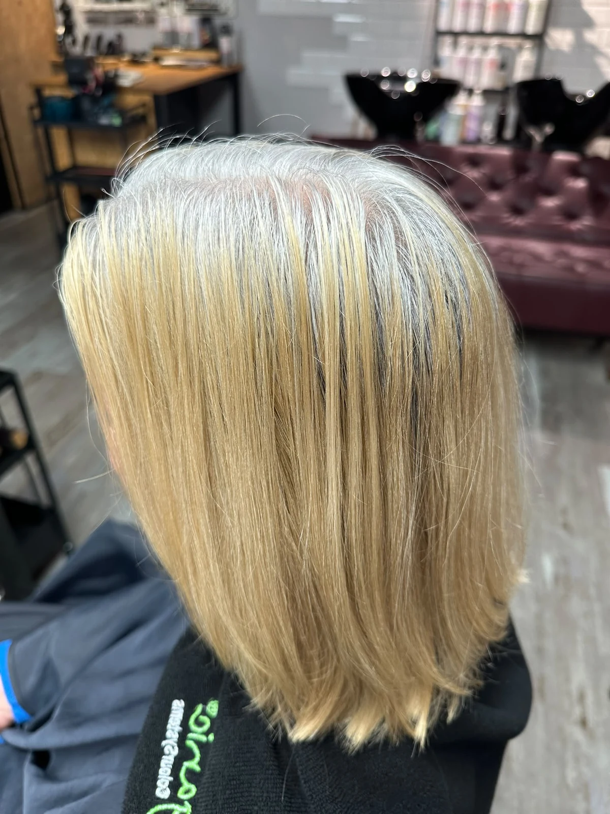 Vorher: deutlich sichtbarer weiß-grauer Ansatz und warme blonde Längen vor dem Grey Blending von Celine bei roots hair.