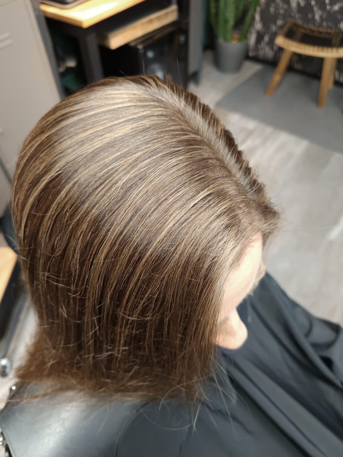 Nachher: feine helle Partien verbinden sich mit der braunen Haarfarbe am Ansatz – Arbeit von Judith bei roots hair.
