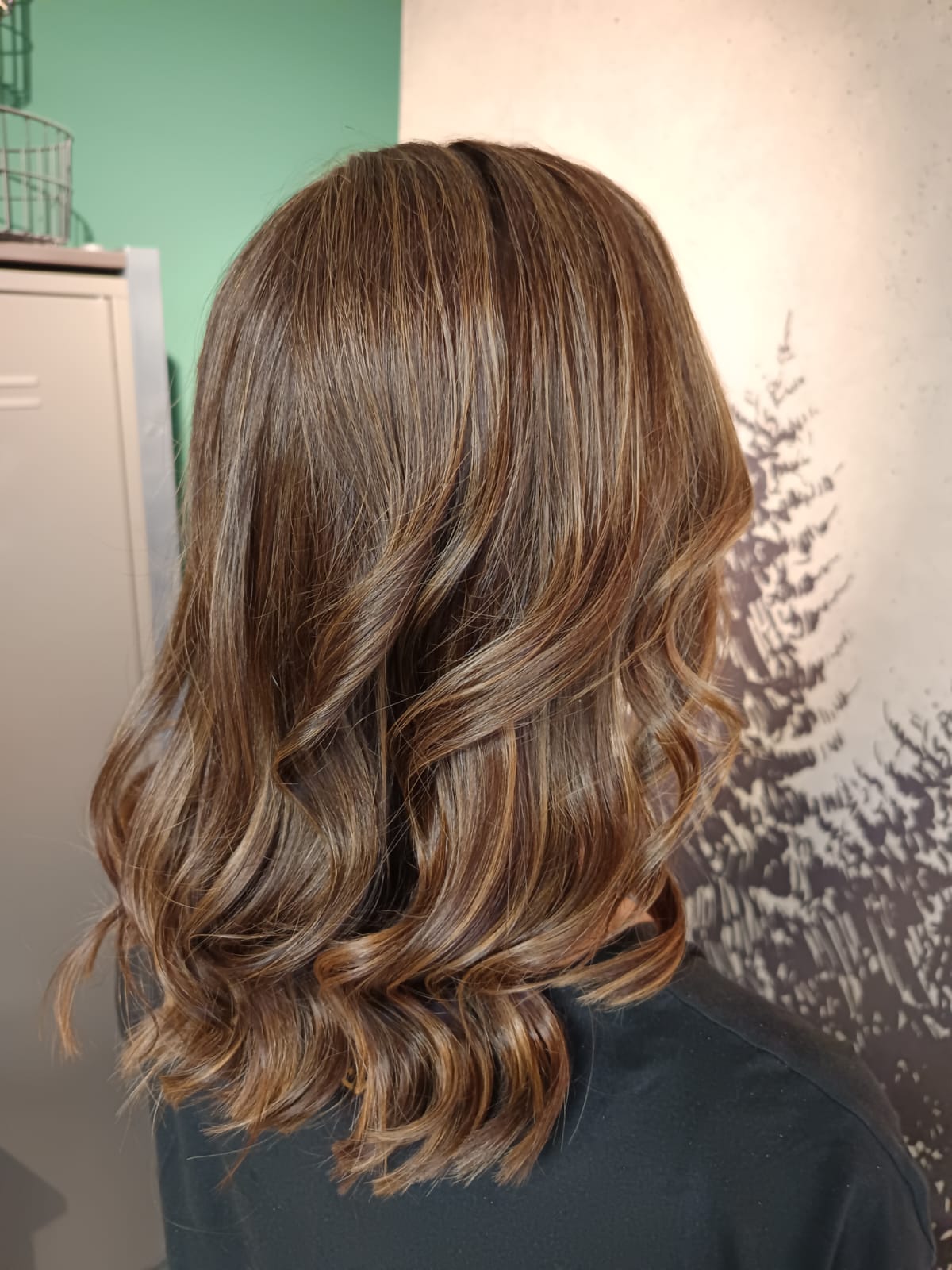 Nachher in der Rückansicht: braunes Haar mit feinen hellen Partien und weichem Wellenstyling – Judith, roots hair.