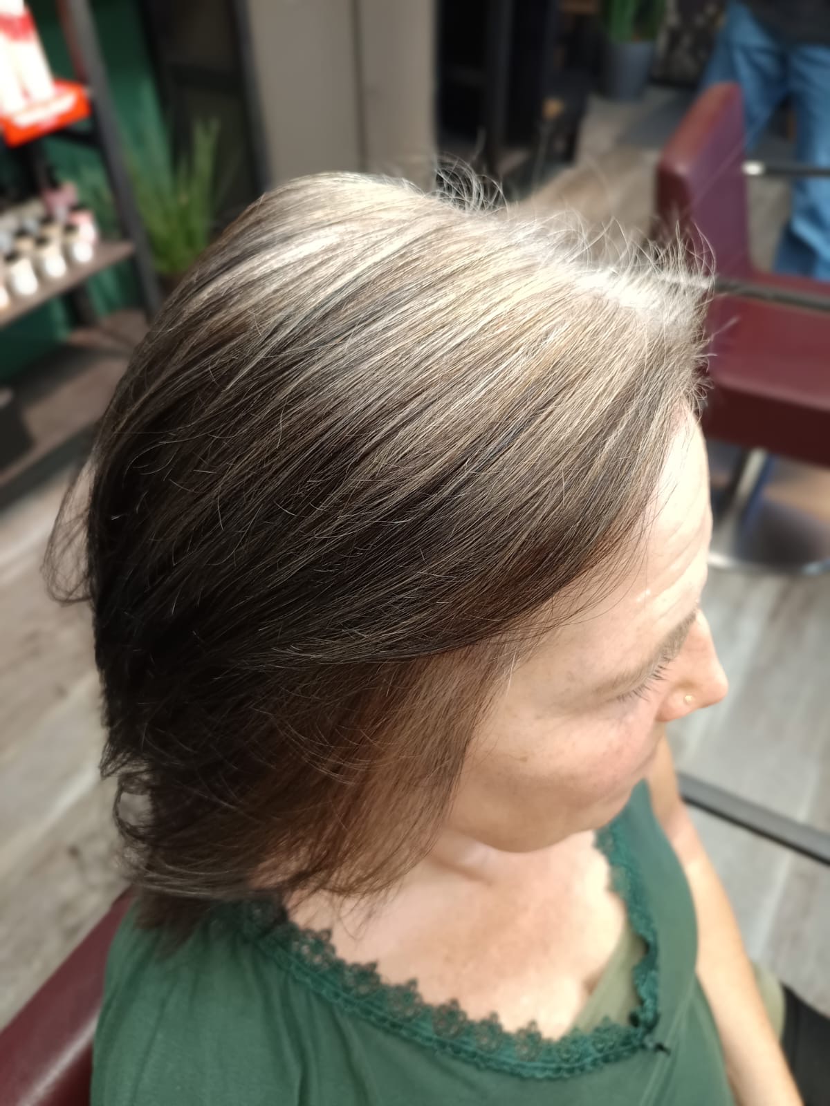 Nachher: kühleres braunes Farbbild mit feinen hellen Partien und weicherem Übergang zum weiß-grauen Ansatz – Grey Blending von Judith bei roots hair.